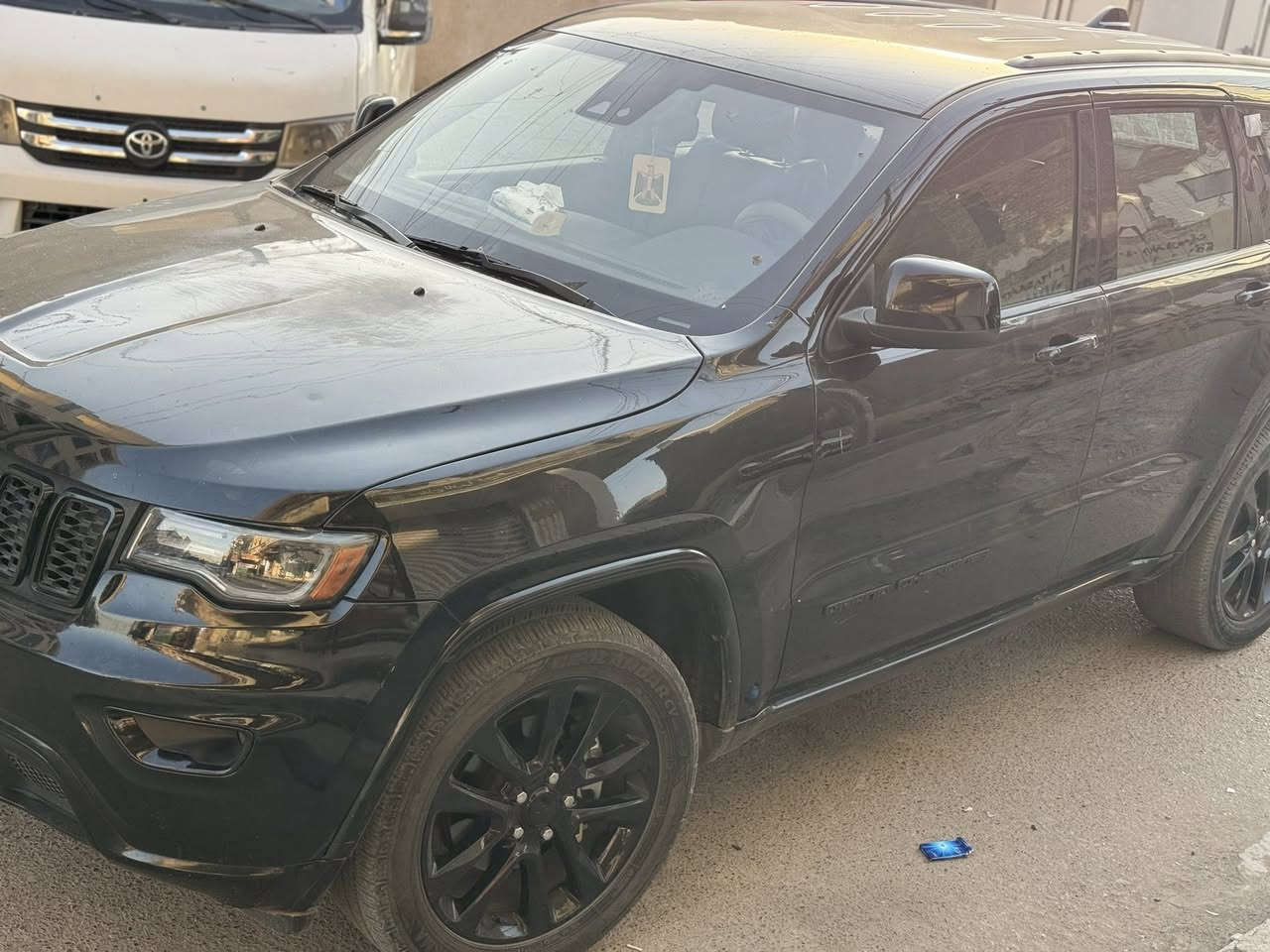 جيب كراند شيروكي ابلاند .5 راكب بلاك توب 

الموديل : 2020) . 
المحرك : V6.  3.6L . 
العداد : 55 Mi
 
المواصفات :. 
* تحذير النقطة عمياء ⚠ .
* مرايا تعتيم ذاتي. 
* ويل قياس 20 انج .
* شاشه كبيرة . 
* نظام الخرائط (GPS) .
* المصابيح الأمامية زنون جديد.
* دخول ذكي. 
* بصمة. 
* تشغيل عن بعد .
* الصندوق الخلفيي كهربائي .
* مقعد السائق كهربائي.
* المقاعد الأمامية تدفئة .
* حساسات خلفية . 
* تدفئة ستيرن . 
* مانع تصادم خلفي .
* بلوتوث تلفون . 
* نظام التشغيل والاطفاء الاوتوماتيكي .
السعر 235$ وبيها مجال 
السيارة حادثها بنيد وجاملغ خفيف بدون ايرباك بدون شاصي جديدة وعليها نانو سيراميك جديد  مبيها اي نقص 
سنوية ٤ سنوات
مگان السيارة بغداد شارع فلسطين***********
