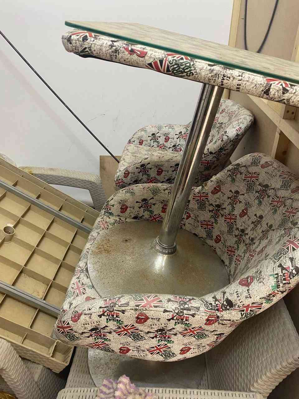 غراض مطعم للبيع  

جام خانه 

مناقل عدد 2  

ميوزه سل ستيل اصلي عدد 2 

مثرامه  Tk32  

ثلاجه حجم وسط نضيفه 

مجمده حجم صغير نضيفه 

ميز زغير جام مع كراسي عدد 2 

ميز كبير 

كرسي ابو النفرين عدد 1 

كراسي ابو النفر عدد 2 

طبله ام النفرين 

 روله سليفون 

سنك متر 

+ نواعم  

الحسينيه ***********
