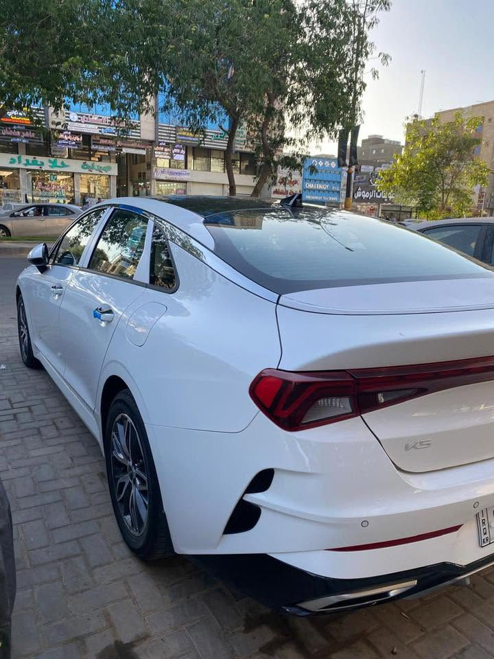 السلام عليكم 
للبيع فقط بدون مراوس 
كيا k5 خليجي ضمان شركه NIM 
السيارة بعدها بضمان الشركه 
موديل 2023 
مواصفات 
1.حساسات امامي خلفي
2.كامره دواره 
3.كشانه جلد 
4.كشن سائق كهربائي 
5.لد خلفي مسطره
6.كشاف ضباب 
7.تدفئة كشانه 
8.مانع انزلاق
9.مري شفط
10.اشاير بل مري 
11.تحكم ستيرن جهتين
13.مثبت سرعه
14.شاشه اعطال
15.اوتو هولد 
16.سايد بريك كهربائي 
17.شاشه كار بلي
18.بصمه
19.بانوراما 
20 اريل انفكيشن
21..5ويل كب 
22.كشافات اماميه
23.حساس ضغط الإطارات 
24.اشاره تريحيب 
25.صندوق بصمه 
محرك 2.0 cc دوش
كير at المرغوبات 
رقم اربيل تحويل مباشر 
هزه جديده 
كير محرك كفاله 
كشر مكفول من صبغ والتبديل 
بيها بارد جوه قبق البانزين ووشويه بل باب خلف السائق معدل bdr
السعر 210$ وبيها مجال 
مكان السياره:-الانبار-رمادي 
رقم الهاتف:-***********

