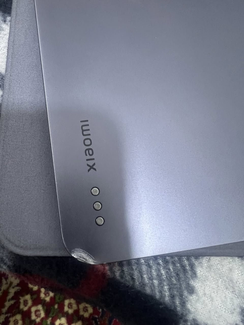 السلام عليكم
شاومي باد ٦ 
ذاكره ٢٥٦ 
نظيف كلش استعمال قليل 
بي طخه صغيره مبينه بالصوره 
ويا كارتونه وكفر وشاحنه اصليه 
السعر ٣٠٠ الف بي مجال قليل 
مكاني الاعظميه سبع ابكار 
متواجد واتساب ***********
