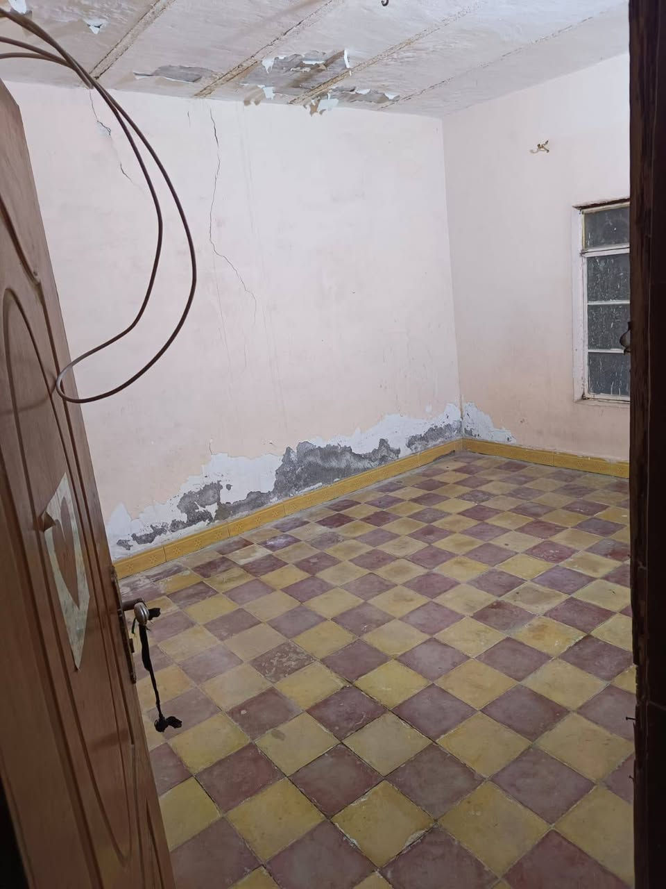 السلام عليكم بيت للأيجار في البصره قضاء الصادق بني منصور مزرعه قرب حسينيه السيد جاسم يتكون البيت من ثلاث غرف ومطبخ وديوانيه وهول وصحيات داخليه وخارجيه مساحة البيت 120متر  الايجار 175 الف شهريا للتواصل الاتصال على الرقم التالي : ***********
