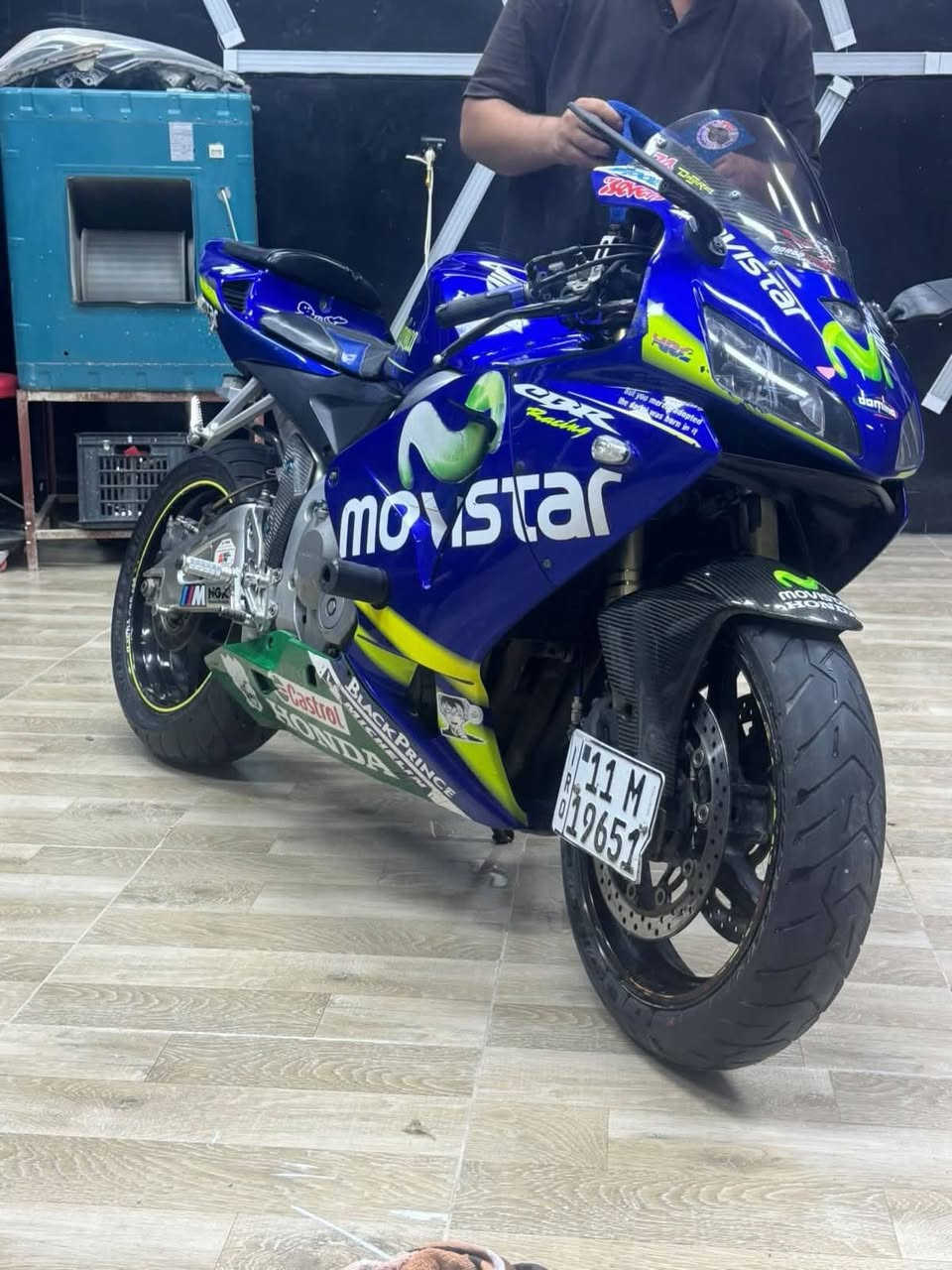 ماتۆڕی CBR 600RR ڕەقەمە و بەناوی خۆمەوەیە 
ماتۆڕەکە بیلادی ڕەنگی شینە و ناوازەیە 
ئەمەش ڕەنگ و دیزاینی ئەسڵی خۆیەتی.
ڕوپۆشی ڕیشاڵی کاربۆنی هەیە.
داشبۆردەکەی ڕیشاڵی کاربۆن، پارێزەری تانکی ڕیشاڵی کاربۆن، جامی پێشەوەی ڕیشاڵی کاربۆنی، پارێزەری پێشەوەی ڕیشاڵی کاربۆنی، پارێزەری دواوەی ڕیشاڵی کاربۆن، پارێزەری زنجیرەی ڕیشاڵی کاربۆن، پارێزەری ئەگزۆز ڕیشاڵی کاربۆن.
زنجیرێکی نوێ، پاوەر پولی، 
پێداڵی چەپ و ڕاستی ئەسڵی، 
شیفتەری کابینەی فڕۆکەوان، کلاچی سپۆرت و ئەگزۆزی سپۆرت  
سیستەمێکی بزوێنەر و ئاوی نایاب، کورسی وەرزشی، 
دوو بۆری ئەگزۆز، تایەی کاربۆن فایبەر، 
هەڵپەساردنی پێشەوە و دواوە، 
هەموو گۆڕانکارییە ئەسڵیەکان
بە شێوەیەکی سروشتی سیستەمێکی بەهێزی کۆکردنەوەی هەیە 

نرخ : داوای بکە لە کۆمێنت ڕاستەوخۆ بۆت دێت 🤖 

گەوهەرێکی ڕاستەقینە. دەکەوێتە خانەقین، دیالە
بێگومان ماتۆڕسکیلەکە پێڵاوی لەگەڵدایە بە کەرامەتەوە
دەستکێشی ئەسڵی و زرێپۆشی جەستە
وە جانتایەکی چاوی ئەلیکترۆنی

بۆ پەیوەندی کردن بە خاوەنی 

 ***********
