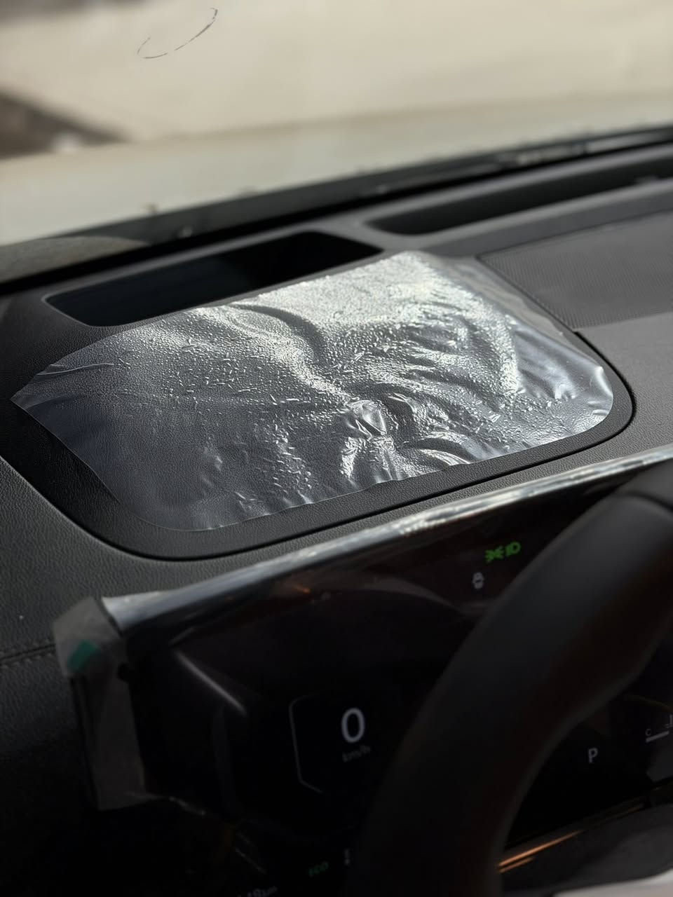 سورنتو 2025 اخت الزيرووو
مرقم بغداد كامل بسمي تايرات بعدهن بخط الشركه 
فابلون شركه بعده على وضع الزيروو 
مواصفات داته شو ويل 20 شاشا كبيره 
بصمه تشغيل عن بعد دبل كامره 
ماوس بردات ابواب جنطه كهرباء 
فولل وبعد بيه هواي مواصفات 
السعر 335 
العنوان بغداد بلديات 
الهاتف ***********
