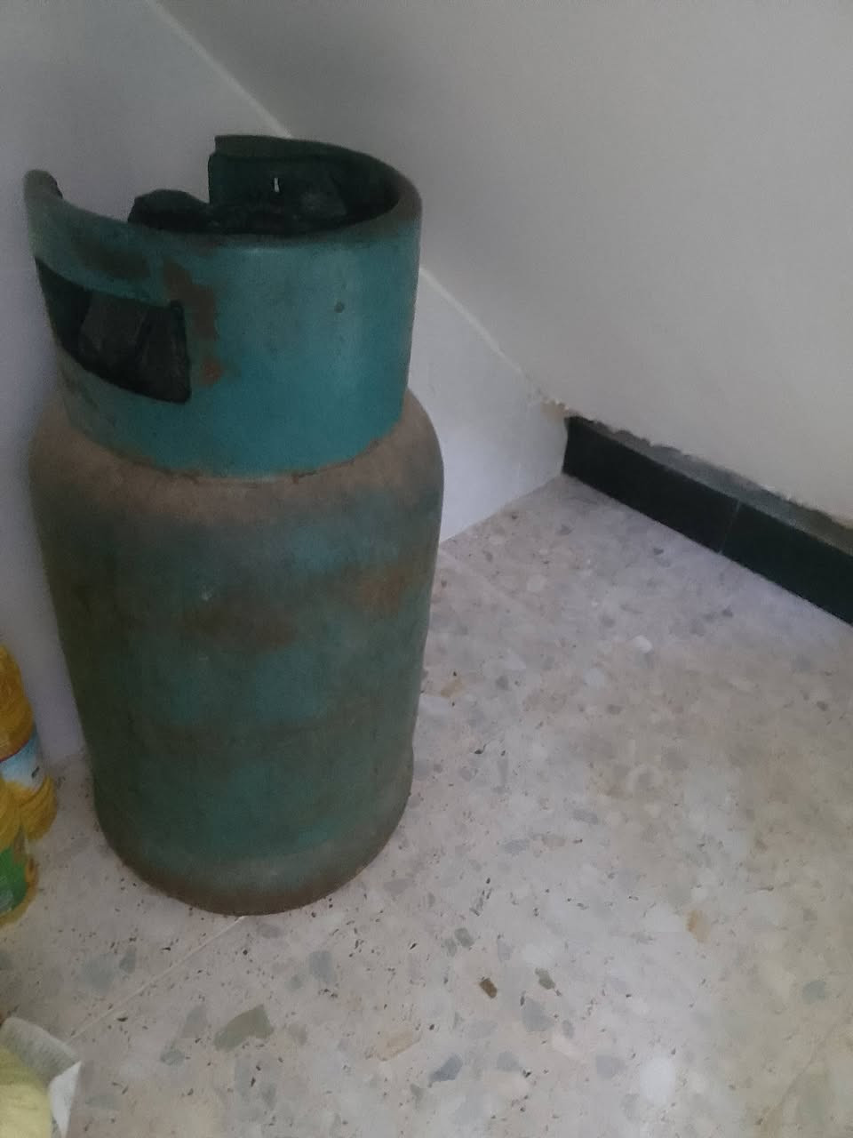 السلام عليكم غراض مطعم+ادوات المطبخ كلها موجوده السعر٤٠٠ الاستفسار***********
