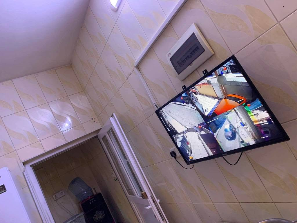 🏡 دار للبيع – طابو صرف

📍 الموقع: حي الوحدة – خلف التموينية، مقابل مخزن كولد .

📐 المساحة: 200 متر

✨ مواصفات الدار:

- طابقان مع مخزن كبير في الطابق الثالث.
- الطابق الأول أرضيته كاشي مرمر.
- الطابق الثاني أرضيته سيراميك جديد.

🔹 الطابق الأول:

- غرفتان نوم.
- هول استقبال.
- مطبخ حار + مطبخ بارد.
- حمام مع تواليت.
- درج داخلي.
- حوش.

🔹 الطابق الثاني:

- مقسوم إلى قسمين:
  - 100 م² شقة مستقلة بالكامل بمدخل ودرج خارجي، تضم غرفة نوم، استقبال، ومطبخ.
  - 100 م² مرتبط بالطابق الأول عبر درج داخلي، ويضم غرفتي نوم، بيتونة، حمام، وتواليت.

🔹 الطابق الثالث:

- مخزن كبير.

✅ الدار مناسبة للسكن العائلي أو للاستثمار، إذ يمكن الاستفادة من الشقة المستقلة بشكل منفصل.
💰السعر : 205وقابل للتفاوض 
للاستفسار اكثر مراسله الصفحة 
او  الاتصال مع صاحب الدار مباشرة  ***********

#دار_للبيع #عقارات #عقارات_كركوك #كركوك #حي_الوحدة كركوك, العراق
