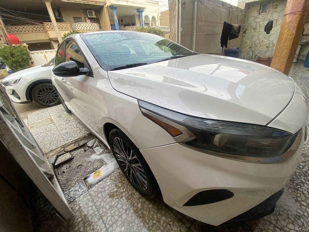 السلام عليكم 
كيا فورتي GtLin محرك2000 ماشيه 6000الالف. بدون رقم سيارة دخول جديد بصمه جلد تشغيل عن بعد حادثها موضح بالصور تبديل بنيد شواصي مابيهن شي تصليح باللغد الأيمن سياره جاهزه السعر 127$ للاتصال ***********
