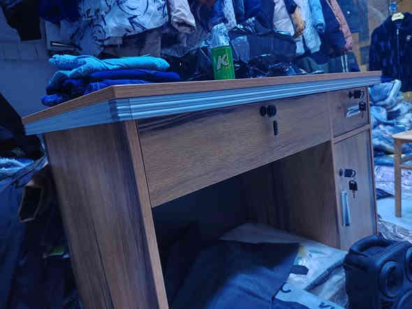 ميز مكتبي للبيع مكاني شارع الجمهوريه توني ماخذه صارله مده كلش قليله نظافه 100ب100 السعر 65 الف نهايته ***********
