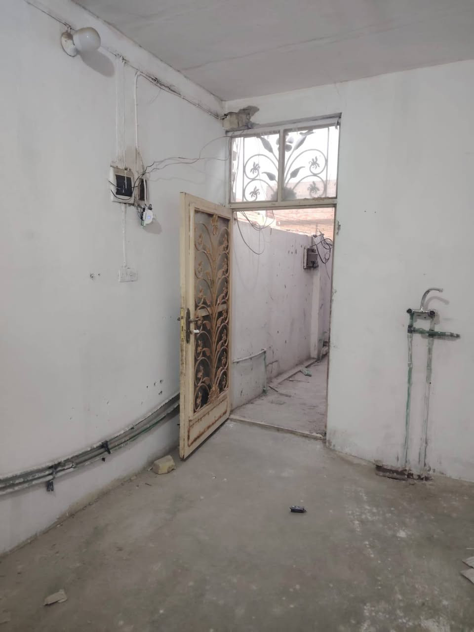 بيت 70م للايجار حي الوفاء قرب محطّة الوقود طابق واحد
 يتكون من غرفه وصاله ومطبخ وصحيات ايجاره 200قفل 
للاستفسار اكثر واتساب ***********
