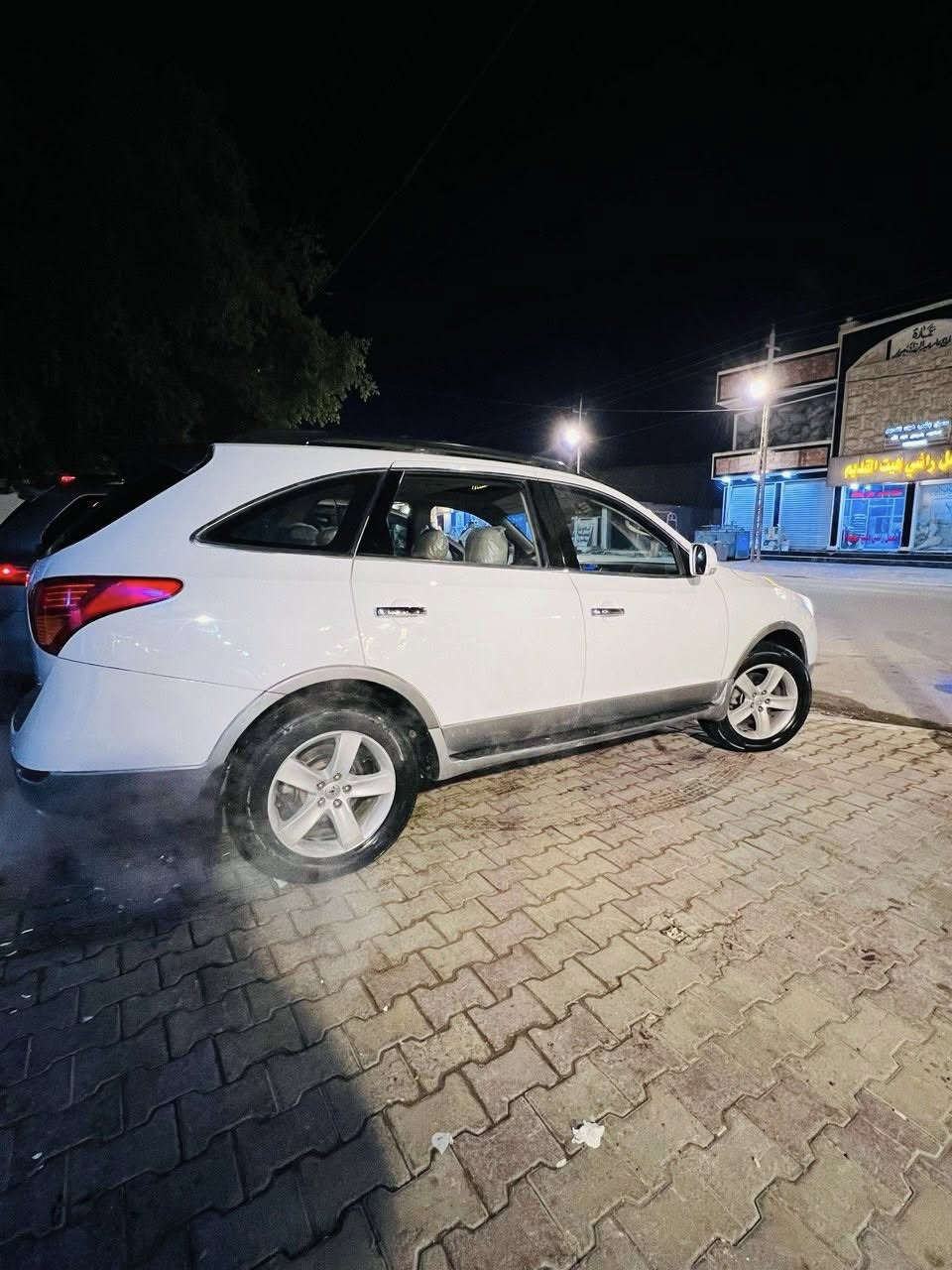 السلام عليكم
هونداي فيراكروز 2010 خليجي 
فول مواصفات 
كشنات جلد 
كشن السائق كهربائي
فتحة سقف 
ثلاجة 
بصمة وبصمة ابواب امامية
6سلندر مكينة 3800
7راكب 
بيها صبغ جاملغات خلفية والصندوگ
وجاملغ امامي ونص الباب جهة السايق يعنيني 5قطع 
مكينة وگير بحالة جيدة (مكينةمبدلة )
السعر122 ورقة  وبيها مجال 
او مراوس حسب القناعة 
***********
