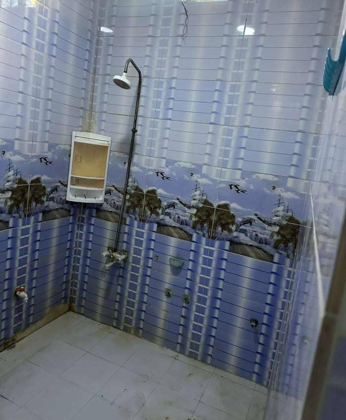 السلام عليكم 
يتوفر بيت بناء حديث 200 متر مربع 2 غرف نوم 45 / صاله واسعه / استقبال 46 / و 3 حمامات وحوش البيت جاهز ، سخان تانكي ماطور خط امبير

ابي الخصيب كوت الفداغ شارع الشاليهات ، يبعد تقريبا 150 متر عن السايدين ، البيت على شارع رئيسيي تجاري ، البيت ينفع تجاري او سكني ، الايجار 550 شامل  
ستفسار ابو عباس 
***********
الكهرباء والماء
