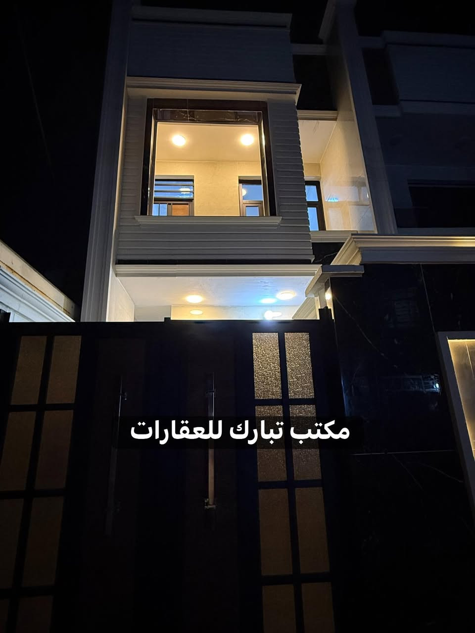الدار للبيع 🏡 السعر /233👌 وبي مجال 💛
بناء درجة اولى 
الشعب شارع عدن مقابيل مطعم حجي عادل
المساحة 100 م 
يحتوي الطابق الارضي على كراج وخدمات خارجية ومغسلة 
الدار مدخلين 👌👌
استقبال ومطبخ حار وبارد ومنور وخدمات وغرفة نوم
ويحتوي الطابق الثاني على غرفتين نوم وخدمات ومكان غسالة وبيتونة كبيرة
وسطحين 
(للاستفسار اكثر يرجى الاتصال على الرقم 
متواجد هذا الرقم على الواتس اب والماسنجر (*********** )
او على الرقم التالي ***********
او زيارة مكتب تبارك للعقار والمقاولات الكائن في شارع الاسواق المركزية قرب مطعم ميامي
