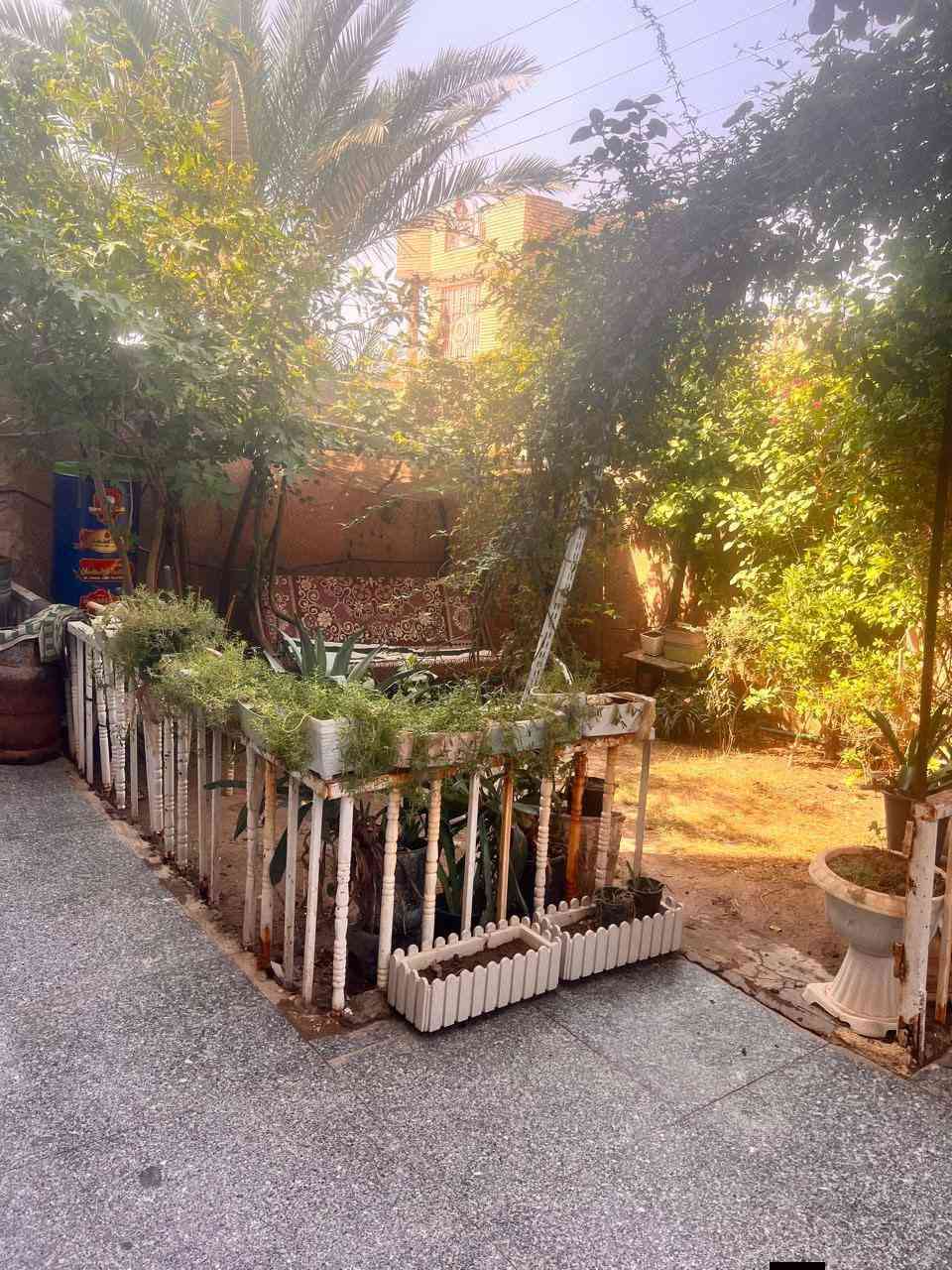 دار سكن طابقين مساحه 200م منطقة الحي العسكري يحتوي علئ ستت غرف نوم غرفتين في الطابق الاول واربع غرف في الطابق الثاني مع صالتين في الطابق الاول والثاني واستقبال ومطبخ وصحيات وحديقه وطارمه البناء من الطابوق والسقف صب كونكريت الارضيه كرانيت السند باسمي  موبايل 📱 ***********
***********
