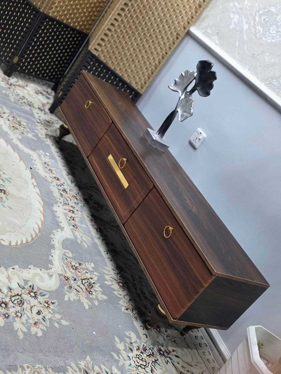 #سارع_بالحجز_ #الجميع 

#عرض_التوصيل_مجاني 
✨ ميز مودرن أنيق بسعر مميز ✨
🔥 تصميم عصري يضيف لمسة فخامة وترتيب لبيتك 🔥
✔️ مناسب للتلفزيون والديكورات المنزلية
✔️ تصميم عملي وأنيق يناسب مختلف المساحات
✔️ خامات قوية وجودة مرتبة
✔️ شكل عصري يضيف لمسة جميلة للبيت
📏 القياسات: ▪️ العرض: 160 سم
▪️ العمق: 35 سم
▪️ الارتفاع: 45 سم

#عرض_التوصيل_مجاني 
للحجز والاستفسار مراسله الصفحة او الاتصال بالرقم *********** بغداد, العراق
