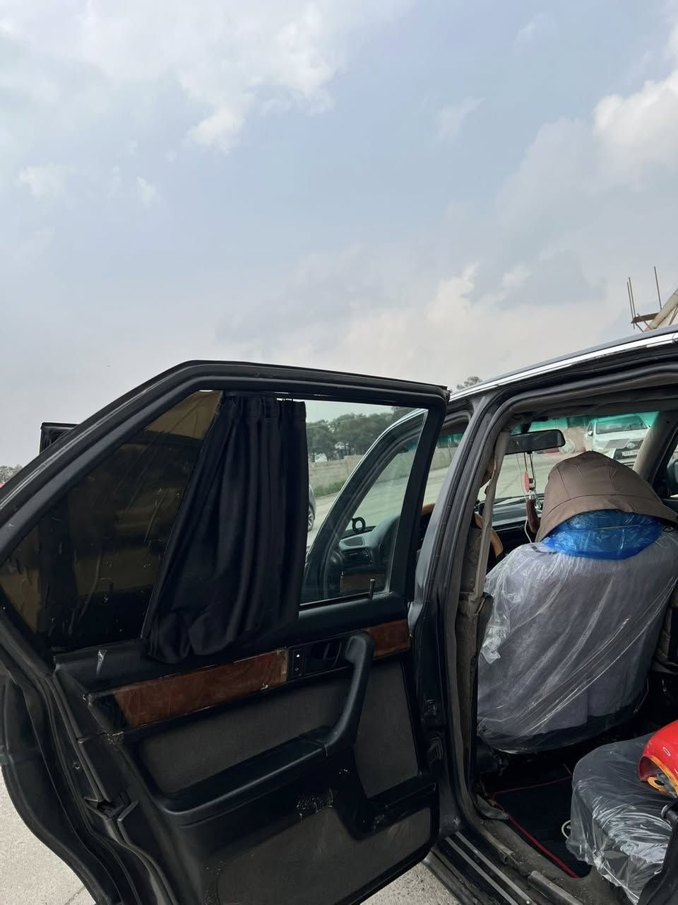 بسم الله الرحمن الرحيم
ئەو bmw  بۆ فرۆشتن یەک عەیبی نییە چی شوێنی دورە پێی بکە  مەکینەی ٧٣٥ چرکەی تیا نییە ئاڕمی پلاستیکی دهۆکە یەک ڕەقەمی خەڵەت نییە پێش پانە سەیارەیەکی تونوتۆڵە زەروری پارەم ئەڵێم بە ٢٠ گەڵاو تۆزێ معامەلە 🖤***********
