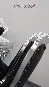 طاولة باروك فضية • طقم ٨ كراسي • ذهب ٢٤ قيراط