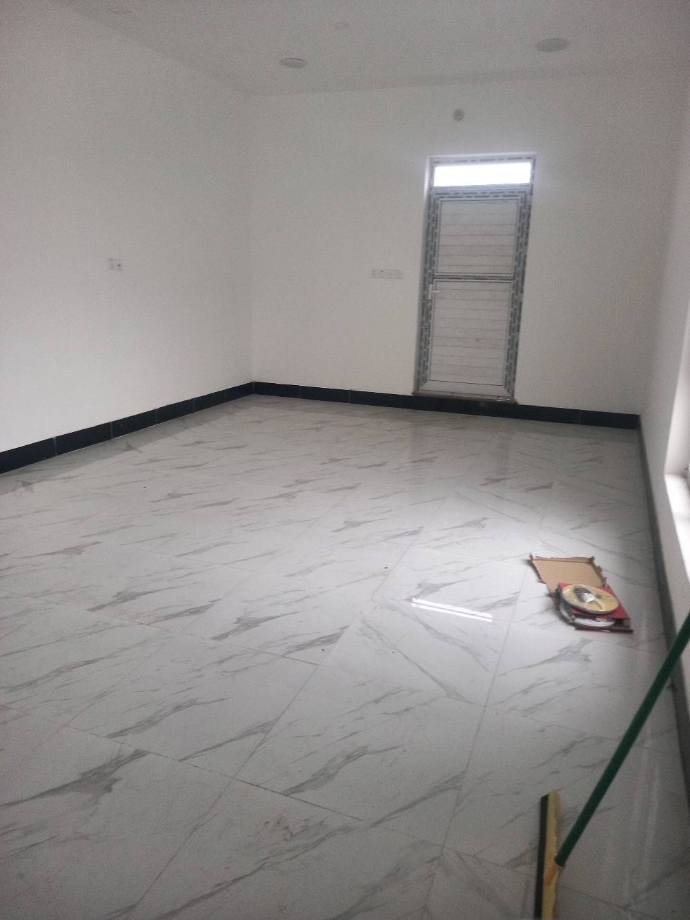 بيت للبيع 🏠 بناء 2026 طابو ملك صرف
بناء طابوك
البيت جاهز من كلشي ✅️
مساحة 156 وربع
 الوجه 6 وربع 
نزال 25
شارع 20 
نافذ على شارع 40 سايدين الجامعة 
يتكون البيت من طابق ونصف
الطابق الارضي مطبخ حار و بارد 
استقبال و صالة كبيرة
غرفة نوم و ثلاث صحيات و منورين
الطابق الاول 
صالة كبيرة وصحيات
والبيت مصبوغ داخل وخارج  
مسحوب علي قرض اسكان ومستمرين بالدفع 
العنوان _ الفلوجة _ حي المنصور _ مقابل بانزين خانة الجوهرة _ قرب جامعة الفلوجة
***********
( ( 💵 90 مليون وقابل للتفاوض 💵 ) )
