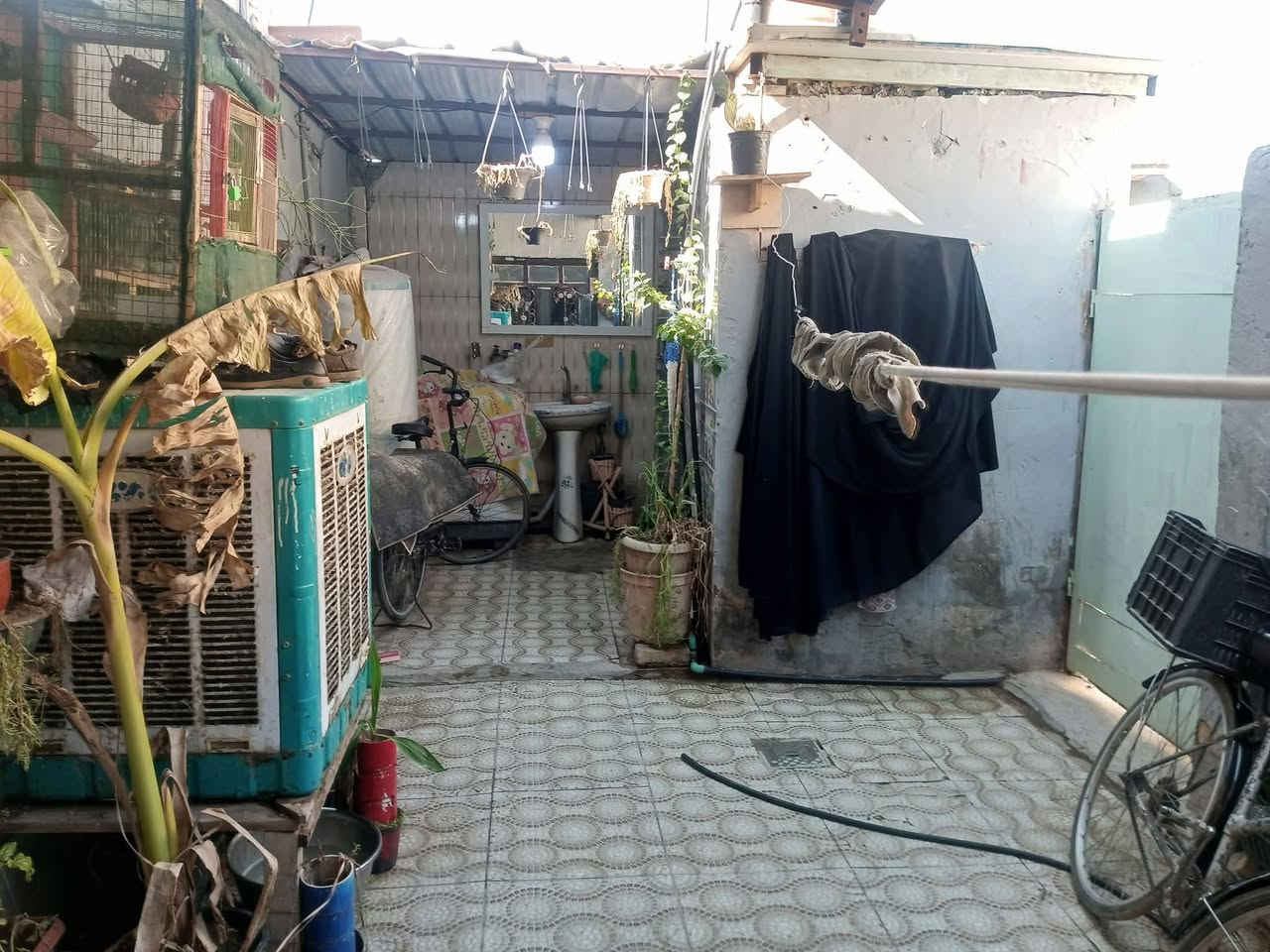 المساحه الكليه 120
الغرفه الاول  4 طول 4 عرض 
الغرفه الثانيه 4طول 4 عرض
 المطبخ  عرض 3 طول 4
الصاله  العرض 5 والطول 4

 الا ستقبال طول 9 العرض 3 
  الممر ضمن المطبخ
 طوله 4والعرض 2 
يحتوي علا صحيات خارجية 

تحويل باسم  المشتري مباشر
يبعد  عن الامام  300 متر تقريبا
اقرب نقطه مدرسه البصره[***********)📞📞
