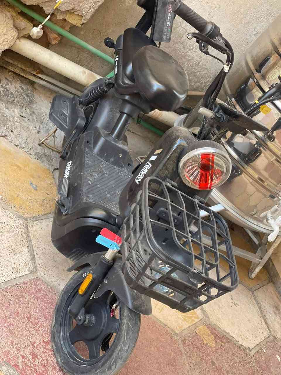 دراجه شحن اخو الجديد حجم 14 نظافة ٩٠٪؜
 احسن شركه شركه الريان جديده
  اربع بطاريات .     
٣ نمره السرعه 40 
وياه سويج وبصمه وياه الشاحنه مالته 
٣٢٥سعره وبيه مجال بسيط
***********
