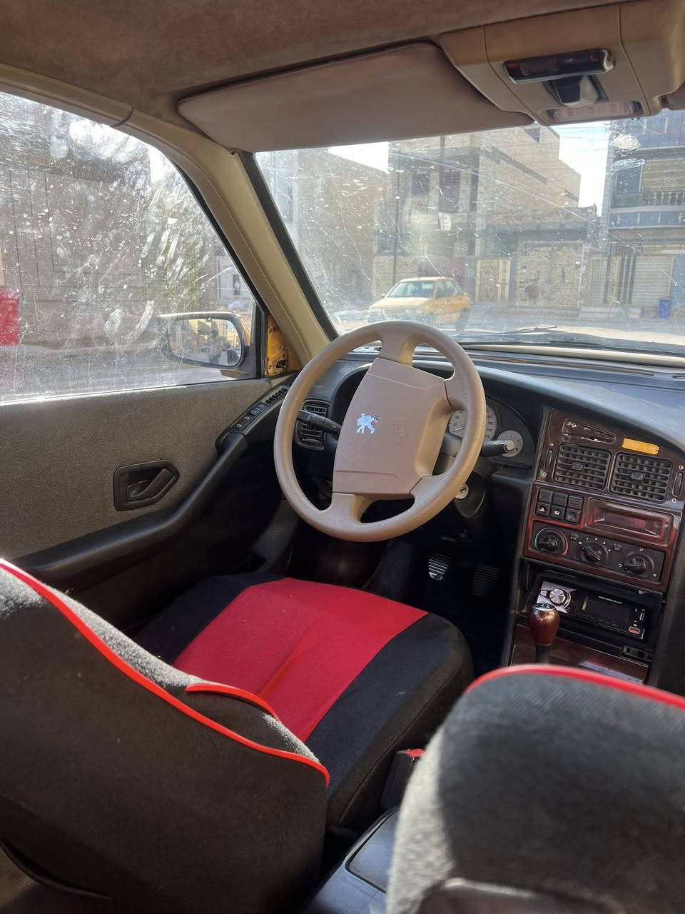 بيجو بارص 2011 مصبوغه عام  وعندي صورهه قبل الفرن لان جارده مكينه فرنسي كير مكفولات داخلهه وخارجهه نضيف جدا تبريد مايشتغل مصفره هيئه وغرامه باسمي رقم إنكليزي  السعر 35 مكاني بغداد ***********
