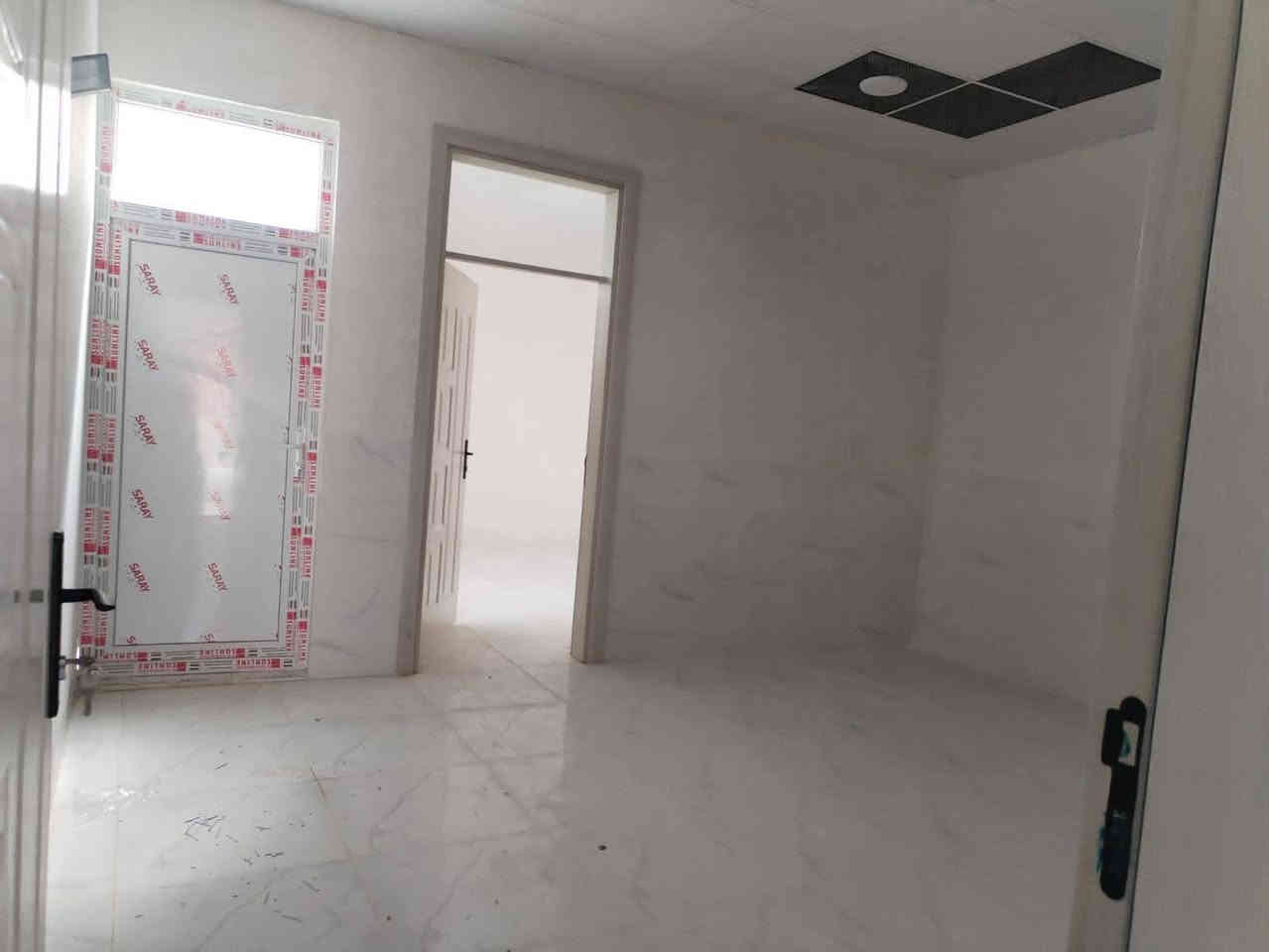 بعد التحية والسلام
دار للبيع المساحه ١٠٠ متر ٥* ٢٠
مكون الدار من  غرفة نوم عدد ١ هول مطبخ حار بارد
حمام داخلي صحيات خارجي
سيراميك كامل مع سقوف ثانوي
تبريد نظام دكتات

سعر ٣١ مليون 

الموقع كركوك واحد واحد حزيران خلف جامع الصفا

للاستفسار اكثر
هواتف ***********
المكتب *********** #اومراجعة_مكتب_سند_للعقار

نستقبل جميع عروضاتكم بيع وشراء وايجارات الدور السكنيه والأراضي التجاريه وغيرها

#إدارة_المكتب
