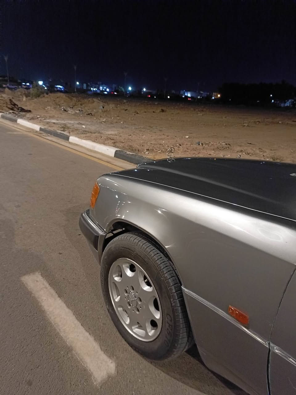 مارسدس دب مديل 1990 E300 

بلاديه بمعنى الكلمه بيها صبغ اثر جراد بنيد جنطه وقماره فقط 
تبريد شغال ثلج كمبريسر مالشبح بيها 140 ثلج 
سنتر لك كهربئي ريمون تحكم عن بعد 
سلايد روف شغال 
تخم ويل تفاحه 
تخم تاير جديد 
مكينه قبق اسود بلاد كلش حلوه ونضيفه وخير من الله 
سنويه لل 27  
باقي السيارع ما بيها صبغ فقط الي مذكور لا غير 
سياره نضيفه وجديده وبلاديه  
***********
