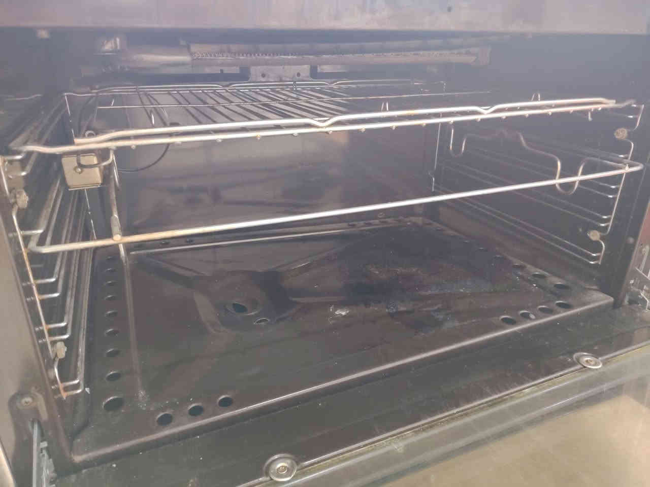 طباخ كريازي مصري نضيف كلش وكله شغال فرن وعيون السعر 225 العنوان فوك من منطقة الشوفه ***********
