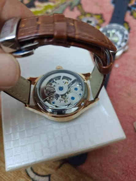 السلام عليكم منشور خاص  بالساعات الاوتوماتيك والكوارتز الجديدة  والمستخدمة مع كامل ملحقات  كل ساعة وسعرها متواجد اتصال واتساب على الرقم *********** متوفر توصيل جميع المحافظات.
