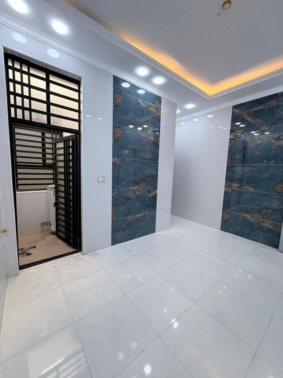السلام عليكم 
بيت 100م طابق ونص بناء درجة اولى 
خلف مول بغداد 
بناء بمواصفات حديثة 
البيت مجهز من خزان ماطور ماء وسخان ماناقصة اي شي
السطح مطبك شتايكر 
السعر 105 وبي مجال 
***********
