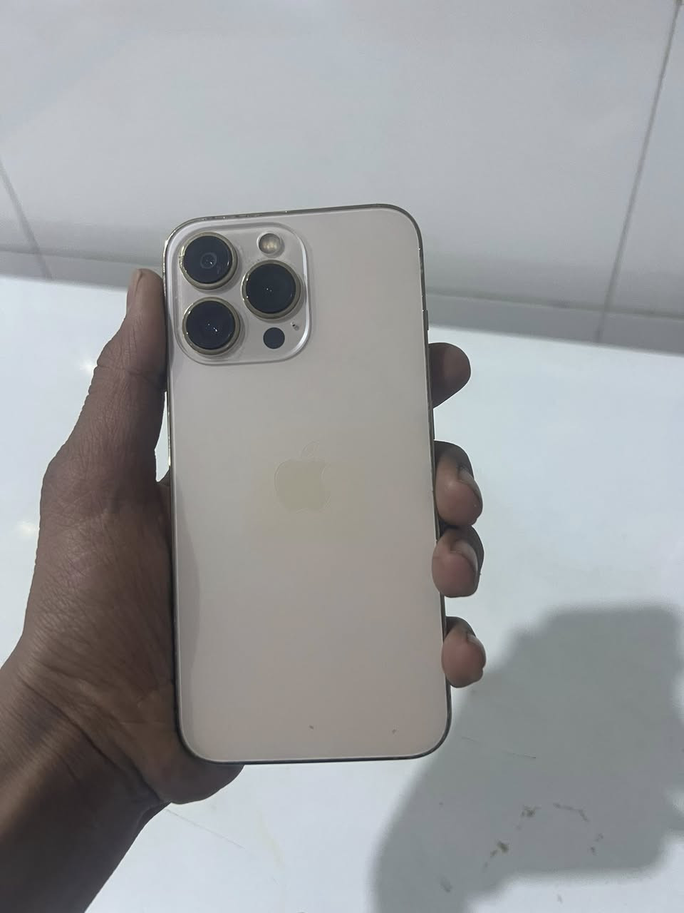 السلام عليكم تلفون لبيع آيفون ١٣ برو  عربي شرق اوسط مبدل شاشة وبطارية ول الشاشة بيهة ضربة مثل ماوضح ذاكر ١٢٨ فسي أيد شغال السعر ٣٠٠ بي مجال حك الجية مالتك مكاني ديالى تقاطع القدس رقم ***********
