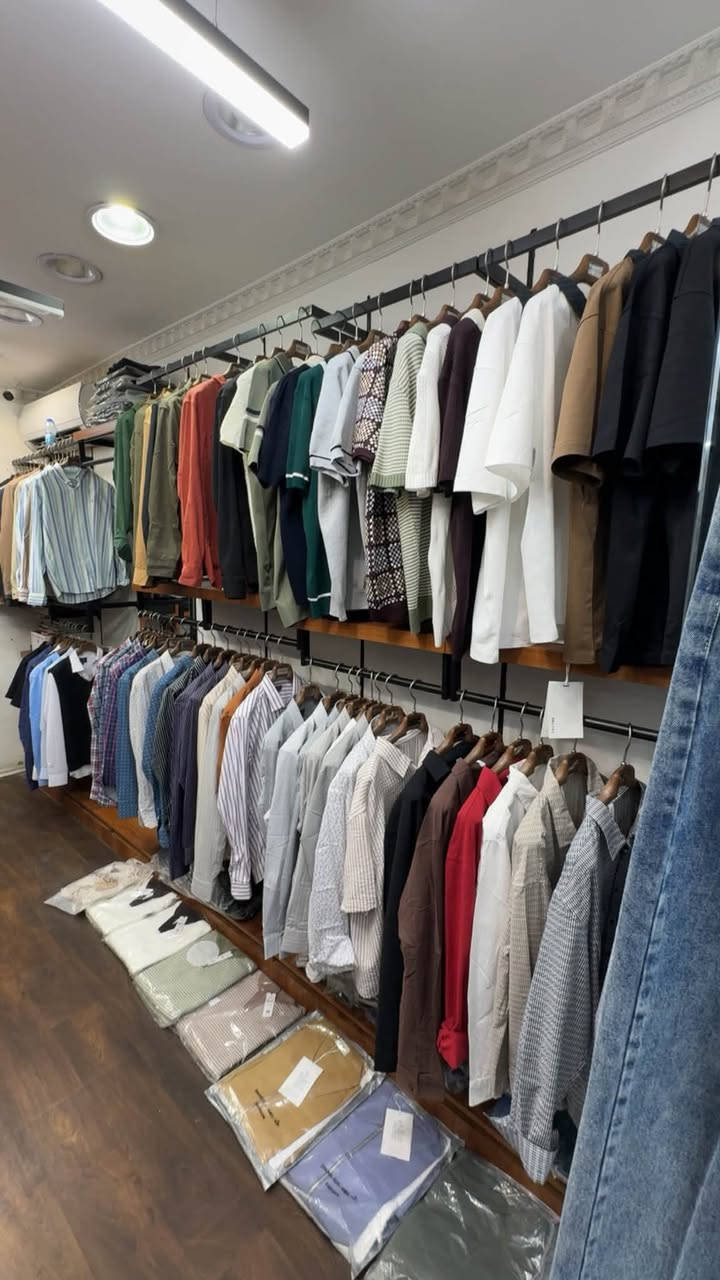ديكور محل يشمل ستانات مع واجهيه بطرون مساطر مع رفوف مع طابوريات جوا  نزال 5 والعرض 3 متر  وملكانات للبيع كذالك  رقم ***********
