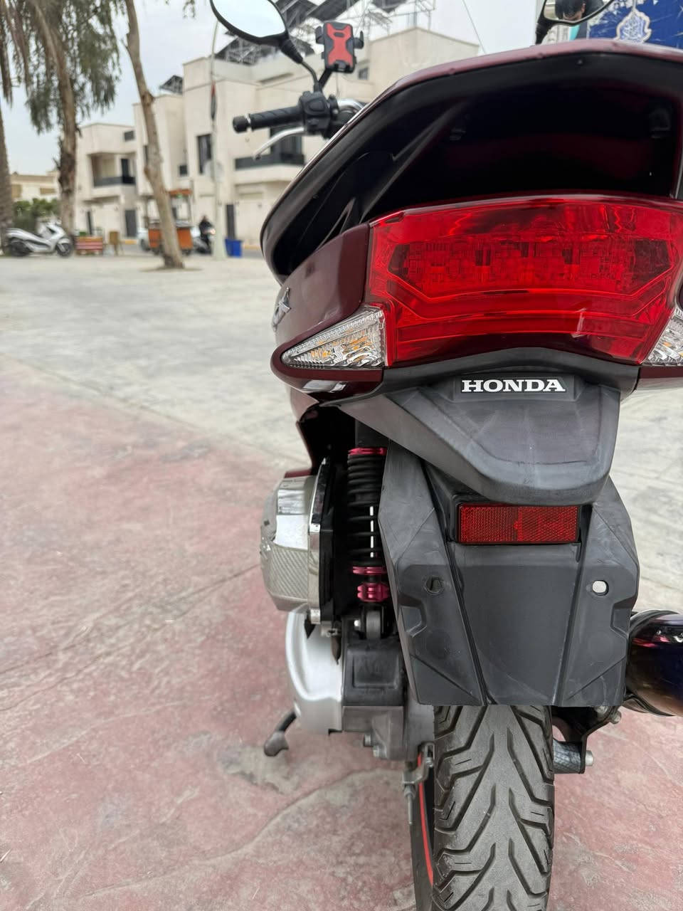 دراجه Pcx اللون احمر 
محرك 150 ياباني 
موديل 2018 
الجيل الثاني 
تخم تاير جديد 
بدون رقم 
السعر :- 15 ورقه
المكان الكاظميه
رقم : ***********
