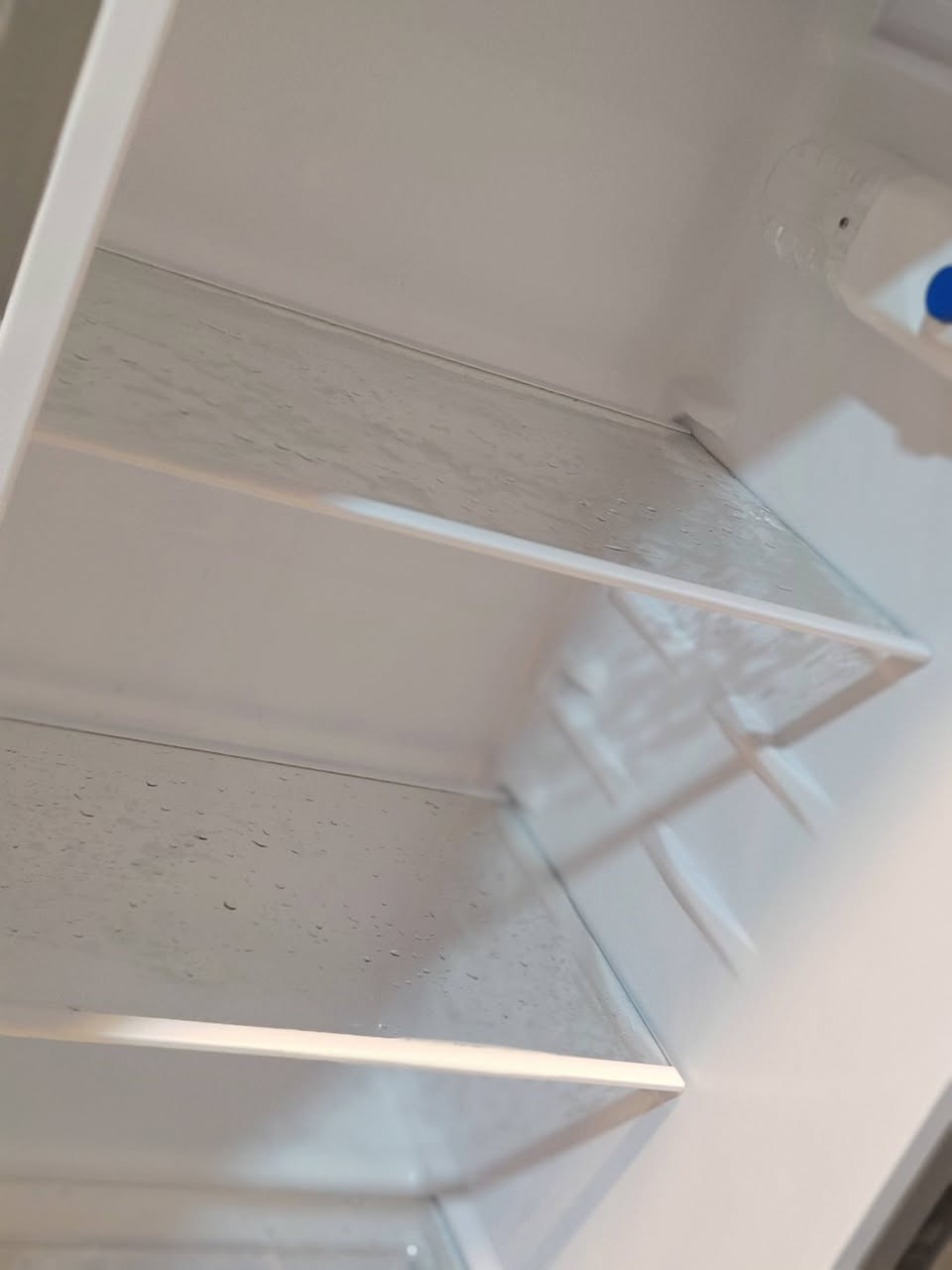 ثلاجة صغيرة شركة الحافظ لون رصاصي للبيع ***********
