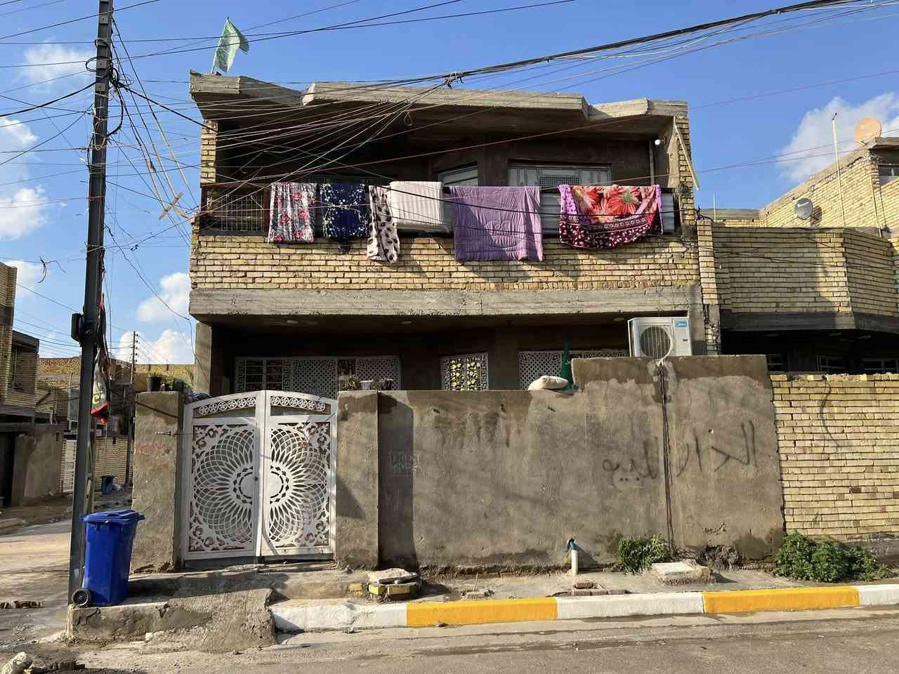 سلام عليكم     بيت للبيع 100متر مربع ركن طابقين قرب جامع الشهيد رائد بي
الطابق الاول 
تواليت +حمام 
استقبال 4x6
غرفت نوم 4x4
مطبخ3x4
مساحت الدرج

طابق الثاني 

حمام 
ثلاث غرف نوم نفس قياسات الطابق الاول

واجهت البيت 9متر 
النزال 14متر 

السعر 120وقابل لتفاوض
الاستفسار 
اتصال +واتساب

‭0783 501 9936‬

‭0771 774 8121‬
