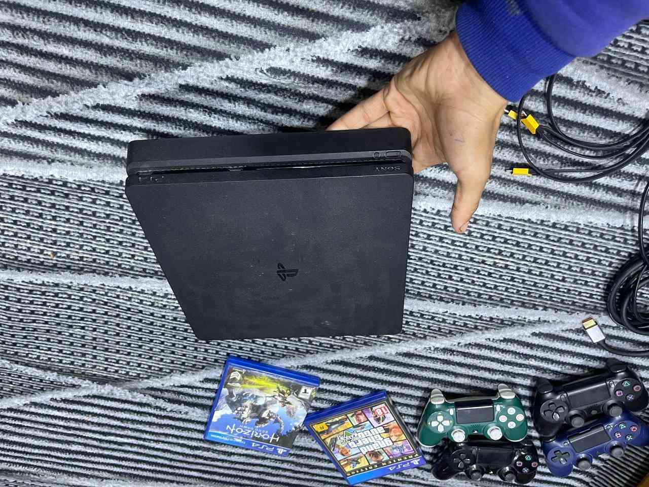 Ps4 نضافة 99‎%‎ شرط الفحص
بسعر 250 الف وتوصيل موجود وبي مجال للشراي
الملحقات اقراص عدد 2 مثل ما موضح بلصورة 
جويستك عدد 4 
كيبل الHDMI + كيبل التشغيل 
الجهاز نضافته كلش حولة للاستفسار خاص او 
***********
