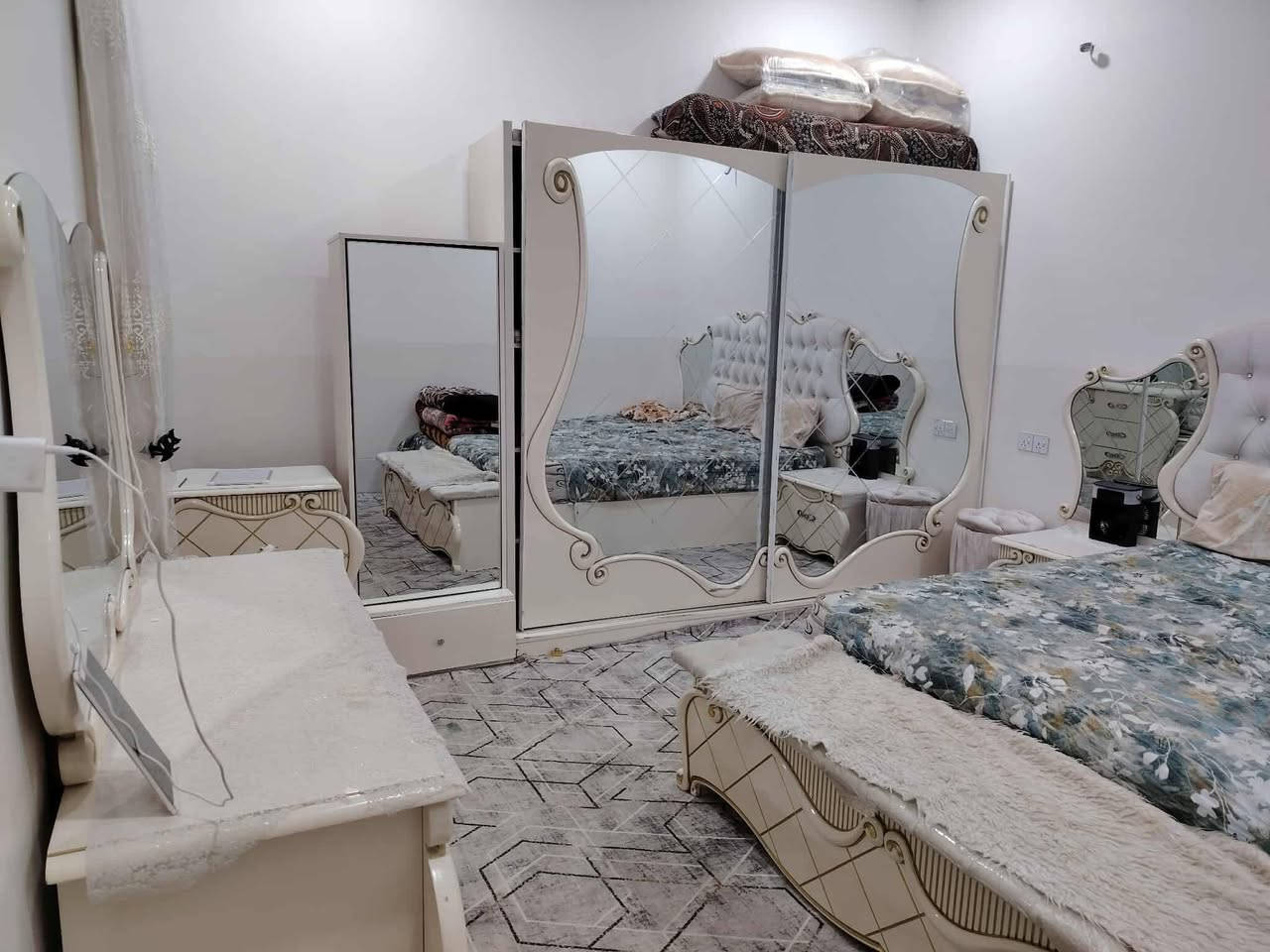 مكلف بنشر غرفه نوم للبيع نظيف كامل استفسار اتصال رقم ***********
