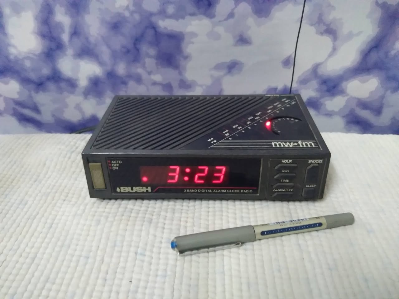 راديو منضدي ماركة bush
موجتين FM AM 
الجهاز شغال ع كهرباء 220
*********** واتس اب 
يوجد توصيل

