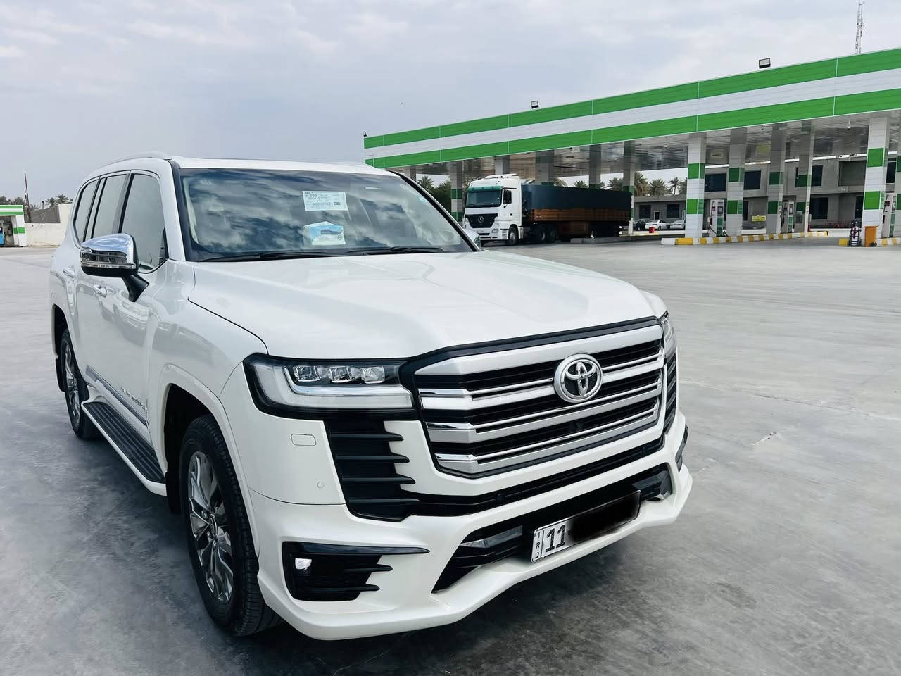 السلام عليكم للبيع لاندكروز موديل 2023 لمتتد ضمان ساز تطبيق ثلاث شاشات رقم بغداد بسمي  مكفول كفالة عامه من صبغ وتبديل وفتح 
جديدة معنى كلمة 
فول موصفات 1/1 فئه VX 
بصمه تشغيل 
بصمه أبواب لمس 
تشغيل عن بعد 
فتحه سلايت
كشنات ثنين كهرباء 
كشنات جلد 
رادار خلفي 
كشنات تدفئه تبريد +كشنات الاماميه خزن مموري 
زراكات 
مري شفط 
شاشات خلفيه 
كشنات خلفيه كهرباء 
مطفايه حريق 
جنطه شفط 
سبعه راكب 
ثلاث قطع تبريد 
محرك 4000 تنفس طبيعي 
حساس امامي 
حساس خلفي 
أرضيات الشركه +بصمات ثنين 
سبير منازل 
وباقي موصفات ساز معروفه 
ماشيه 40 الف حقيقي 
السعر (675) 
الاستفسار اتصل على الرقم ***********
مكان بابل حله
