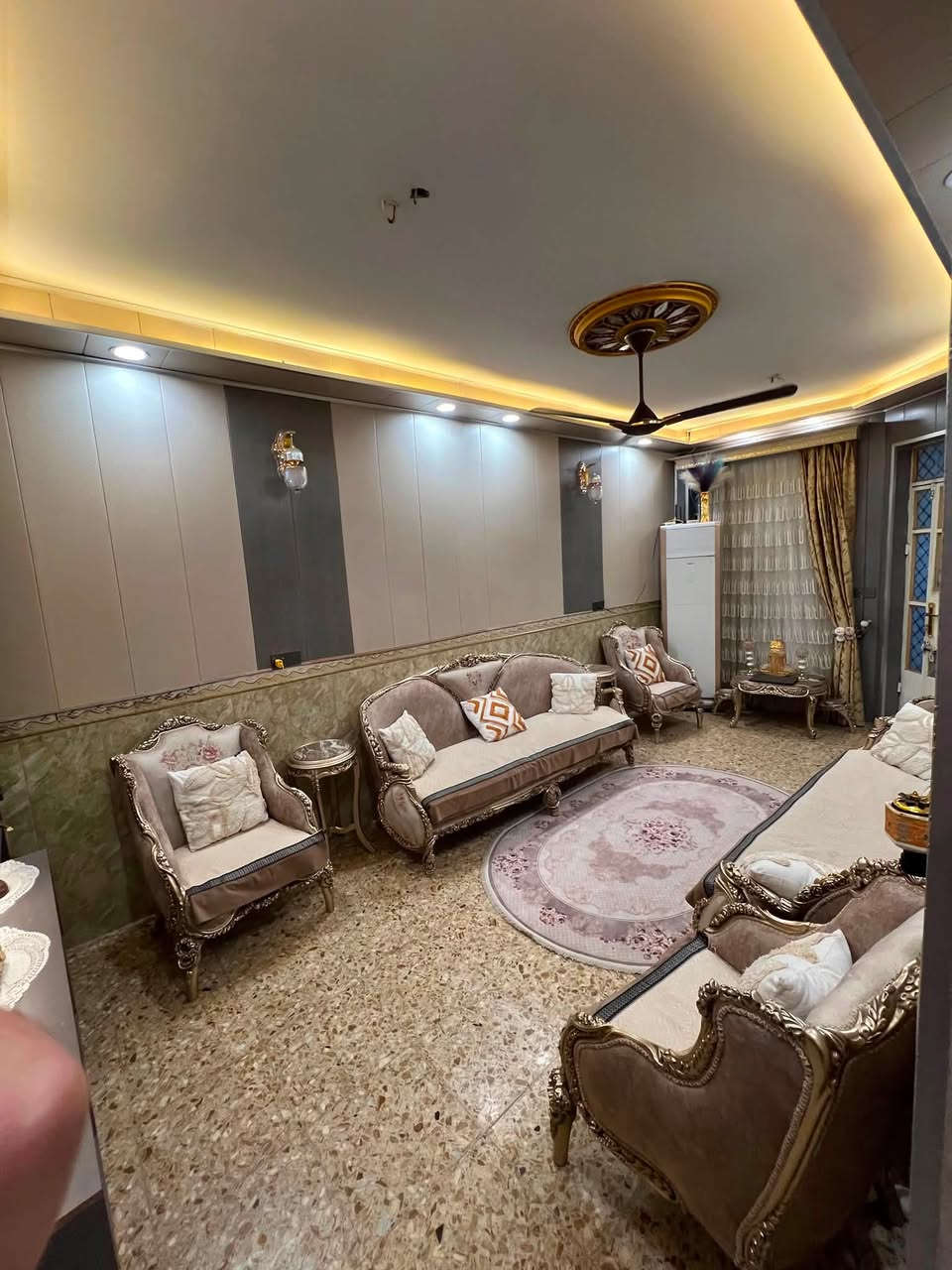 السلام عليكم 
بيت للبيع مساحة ١٠٠ متر طابقين يحتوي عل (  طرمة طويله وحديقة صغيره ، استقبال ، هول ، غرفة ، حمام ، مطبخ ترك ، طابق ثاني غرفتين كبار ، بيتونه مطله على سطحين كبار ) 

📍 المكان : بغداد الشعب حي الكوثر شارع ٢٠  ( قرب ساحه علاء نجف ) 

الاستفسار فقط اتصال  عل رقم ليس مراسله  
***********

