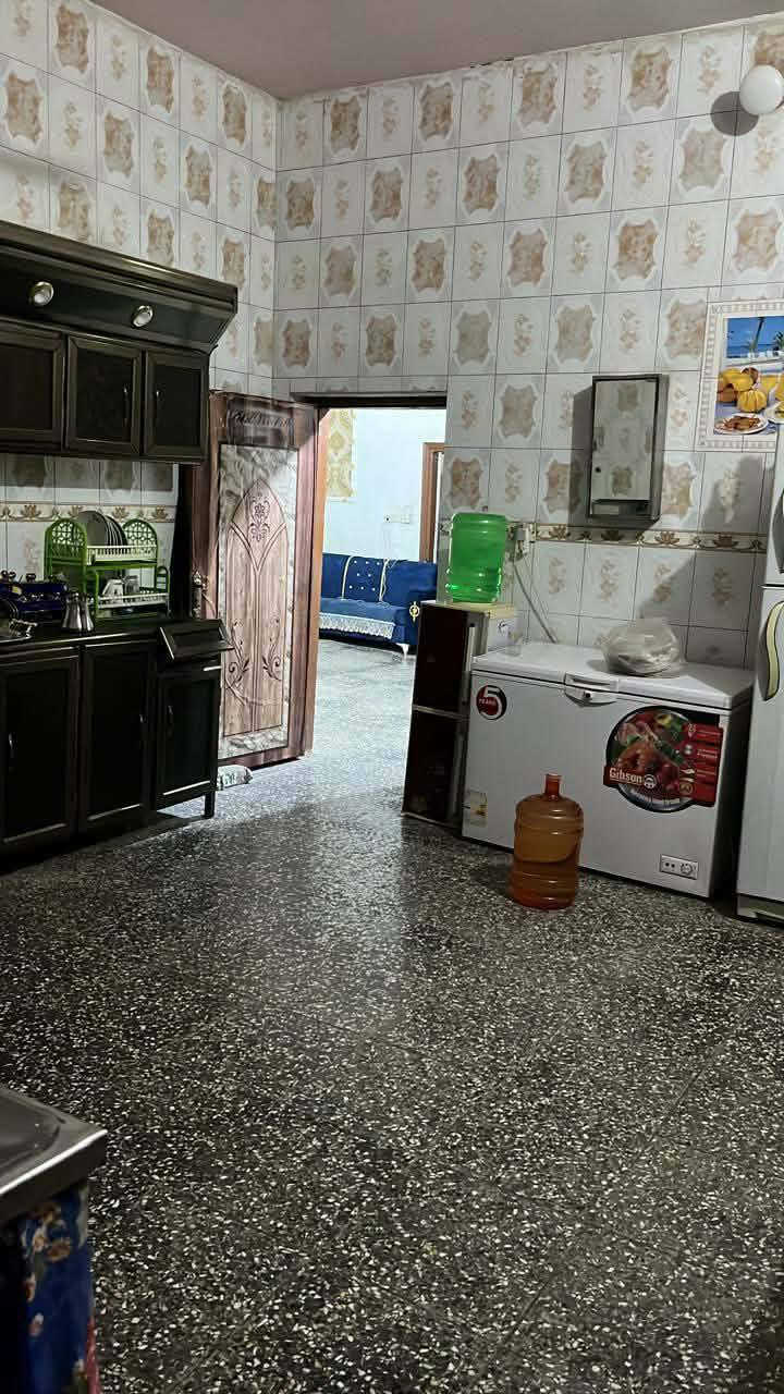 بيت طابو صرف للبيع 238 متر
السلام عليكم بيت مساحة ٢٣٨م طابو صرف طابقين الطابق الأول غرفتين نوم زائد مطبخ استقبال كليدور وصحيات داخليه وخارجية
الطابق الثاني ٣ غرف نوم زائد كليدور كبير وصحيات 
 بناء ٢٠١٥ رقم الهاتف *********** واتساب حي العسكري خلف دائرة النفط الشارع الي يربط بين حي العسكري بالمهندسين
