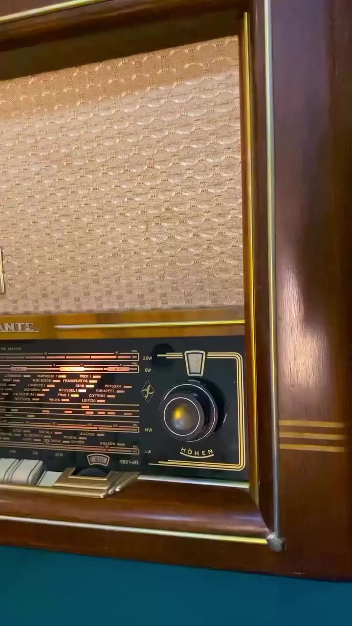 راديو هو جهاز تحف قديم من نوع "Dominante" ألماني الصنع، يتميز بتصميمه الكلاسيكي ويحتوي على مؤشرات لمحطات إذاعية أوروبية تاريخية. 
العلامة التجارية: Dominante.
راديو تحفة (Antique Radio).
المميزات: شاشة عرض مضيئة بموجات راديو متعددة (UKW, KW, MW, LW , FM).السعر ع الخاص


**إذا كنت صاحب هذا الإعلان وتريد حذفه لأي سبب، رجاءا أرسل رسالة إلى الدعم الفني**