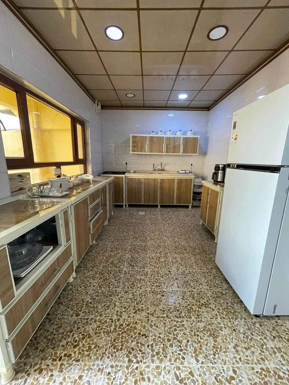 🏘️دار للبيع محدث بالكامل 
📍الموقع حي البلديات (الافرع المقابله لسانكو مول)
✅ مساحه ٢٠٠ متر واجها ١٠ متر 
📌يقع على شارع صبه ٨ متر 
✅يتكون من طابق واحد فقط مطبخ وهول واستقبال وغرفتين نوم وخدمات ومناور 
⁉️للاستفسار مراجعه مكتبنا في حي البلديات قرب افران العلا 
او الاتصال بنا *********** /***********
