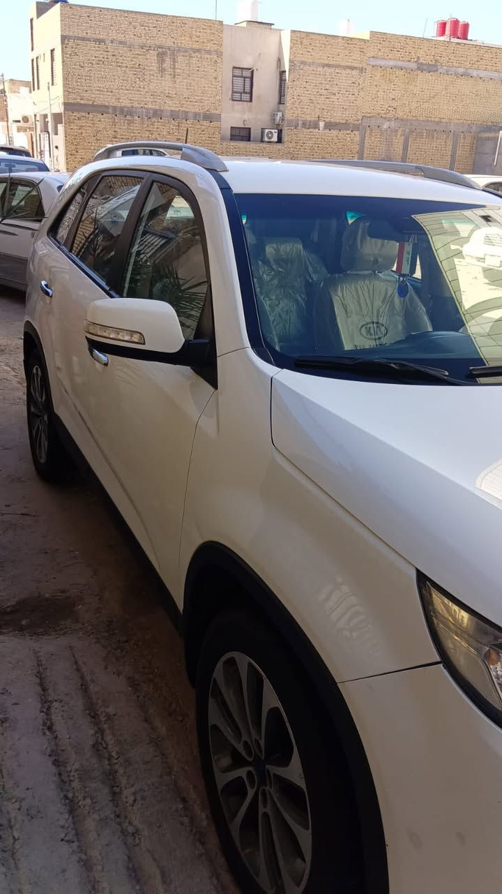 🚗 كيا سورينتو 2015 - للبيع خليجي 🚗 سنوية بسمي
المواصفات العامة:
المحرك: 6 سلندر (V6) - عزم وقوة ممتازة.
السعة: 7 راكب (ثلاثة صفوف كراسي).
المواصفات: فول مواصفات (ما عدا الفتحة).
الإضافات: بصمة تشغيل وأبواب، مرايات شفط، شاشة ترحيب.
 (تخم تاير) جديد.
الحدادية: جديدة وجاهزة (لا تحتاج أي مصاريف).
صبغ في الباب خلف جهة العبري (خلف الراكب).
تعديل بسيط في خشم البنيد
باقي السيارة مكفولة من الصبغ والضرر السعر (190)رقم الهاتف ‭0781 244 3392‬و ‭0777 517 0665‬
