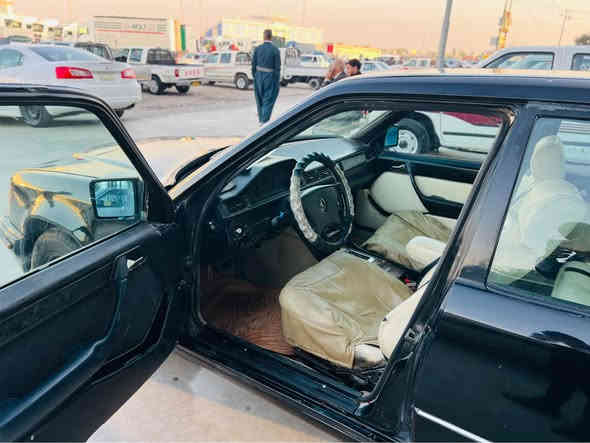 ئەم مارسیدسە جوانە بۆ فرۆشتن مۆدێلی ١٩٨٩سەیارەکی جوان و بێ مەسرفە گێڕو مەکینە بەتەی ٣٠٠٠ مەکینە و گێڕی بە شەرتی فیتەر چوار تایە و ویلی لۆکی لە سەرە نە زەربەی هەیە نە لێدران نە خیاسی هەیە نە هیچ بە شەرتی ئەوەلیات و حاسیبە تەحویلیش ئەکات 
نرخی ٣٠ گڵا و ماعمەلە 
ژ.م *********** كالار
