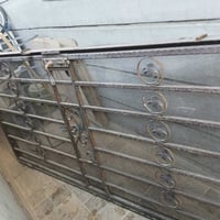 باب حديد • ثقيل