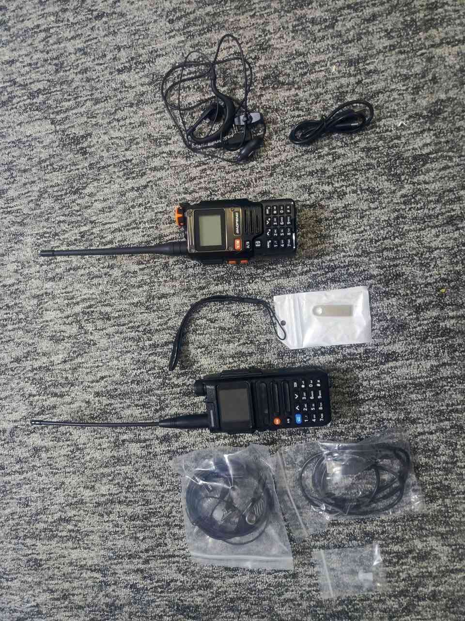 زوج لاسلكي مربوطات سوه  مع جهاز صغير لتدريب الكلاب من النوعيات الراقية لليعرف بيهن شحن تايبسي ثنينهن ونغمة ارسال بيهن مع غراضهن كاملة وغراضهن اصليه حته السماعه سعرها ب 25 واني حاسبهن كلهن ب 80 الزوج وذني اساميهن بحثو عنهن 
Baofeng ar 26
Baofeng k 61 
مكاني بغداد الغزالية ***********
