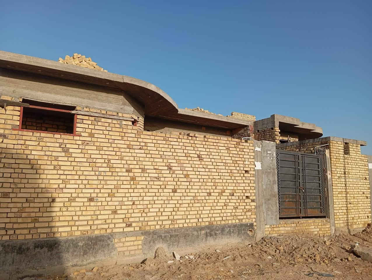 يوجد لدينا بيت زراعي للبيع
المساحة/200م. البيت بناء حديث طابوك كونكريت مسلح يحتاج لبخ وارضية شارع /10 امتار على كريق العكيكة خلف مجمع قسام واله شارع ع الجزيرة الاولى خدمات كهرباء وماء السعر / (٤٥ مليون) للأستفسار على الرقم ***********
