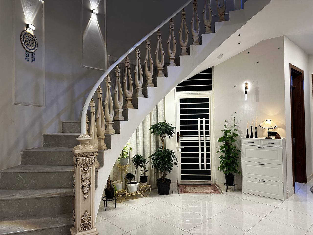 السلام عليكم
اللهم صل على محمد وال محمد 
دار سكن حديث تصميم مودرن بناء سنة ٢٠٢٤ 
مساحة البناء ٢٠٠ متر طابق ونصف 
يحتوي على ٢ غرف نوم مع هول داخلي كبير ومطبخ عدد ٢ واستقبال كبيرة الطابق الثاني هول ومجموعه صحية …
مواد البناء كلها درجة اولى وتفاصيل واضحة بالصور …
موقع البيت الكوت حي الحوراء بين شارع الكفاح وشارع الحي  .. المنطقة خدمات كاملة ماء وكهرباء وصب شوارع  وعرض الشارع ١٧ متر ،

  السعر 120نقد
 والباقي  اسكان 53 مليون 
تسديد شهري290 الف يتحول على المشتري 

***********
