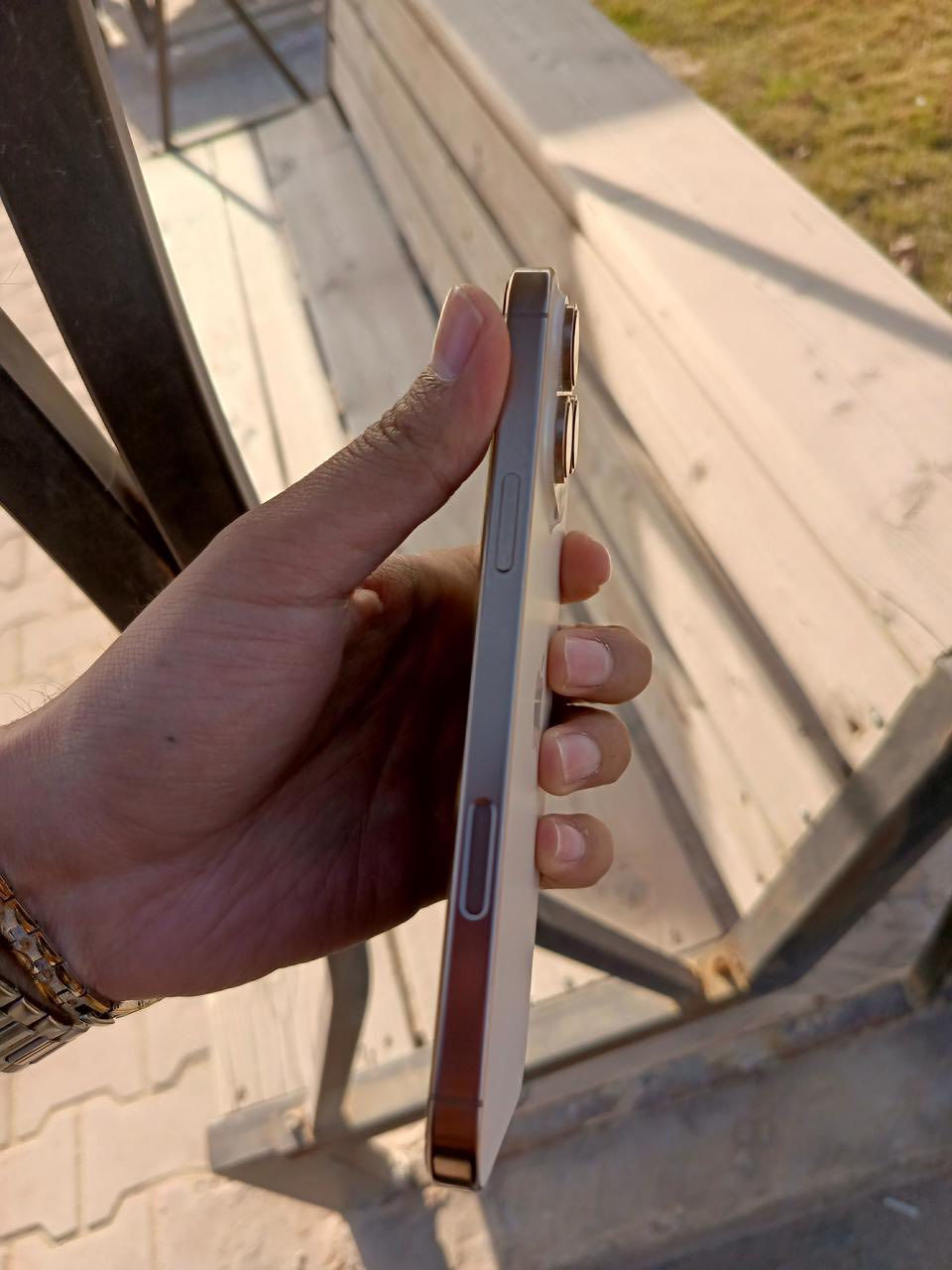 السلام عليكم 
أيفون ١٦ برو ماكس 
بطاريه ٩٩ نضافه ١٠٠/١٠٠ شرق اوسط 
المكان ديوانيه
اتصل ***********
