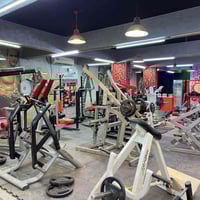 جم للبيع  اكثر من ٦٠ جهاز مع اثاث كامل مع ٢٠٠٠٠ كيلو وزن وارضيات ٤٠٠ م...