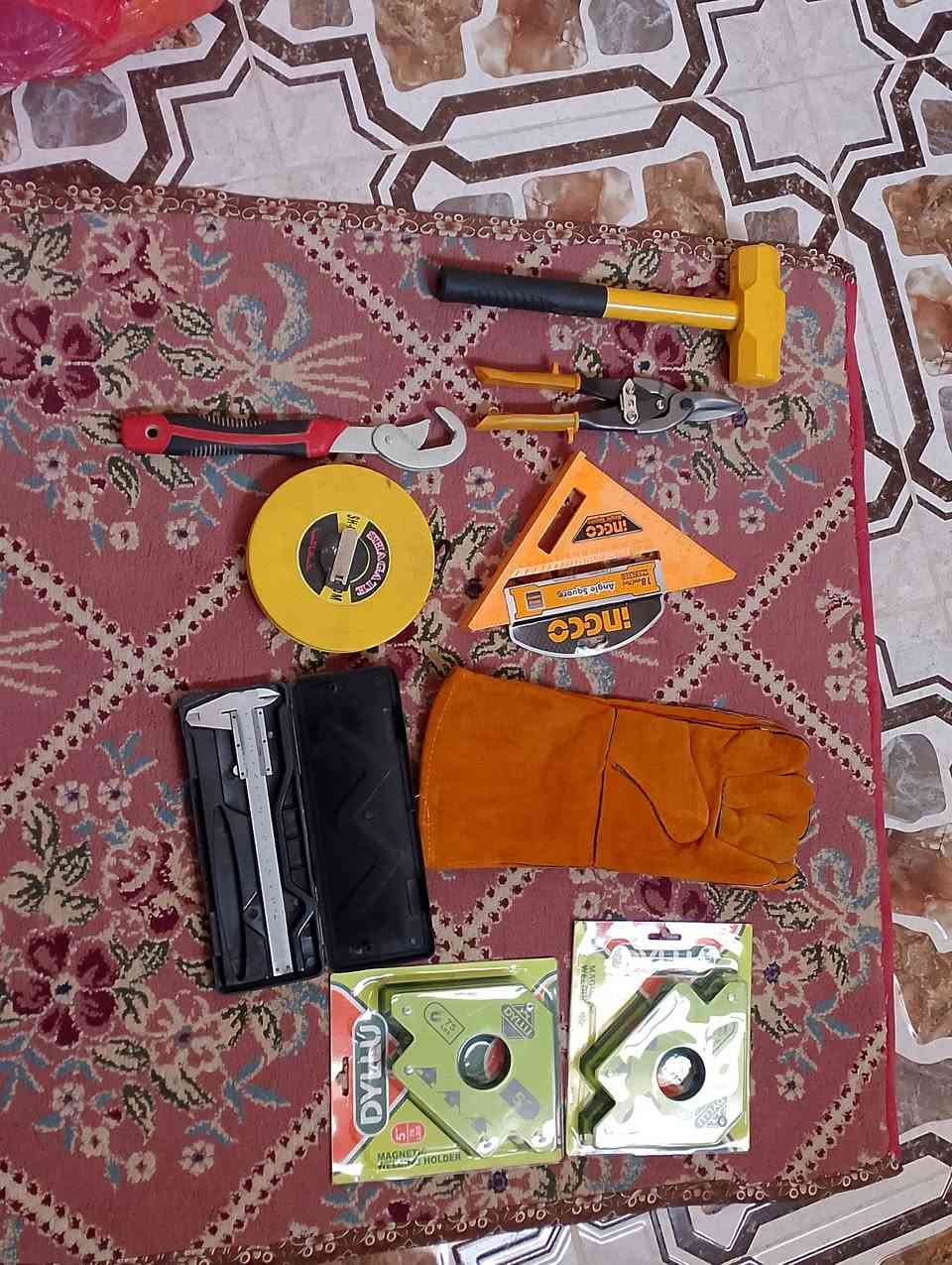 عدد يدويه الكل جديدات فيته 30متر مع چاكوچ مع مكص حديد مع  مغناطيس زاويه العدد 2 مع كفوف طوال  مع ڤيرنيه مع سبانه متعدد القياسات مع كونيه السعر 60 قفل مكاني كربلاء توصيل ماعندي موبايل ***********
